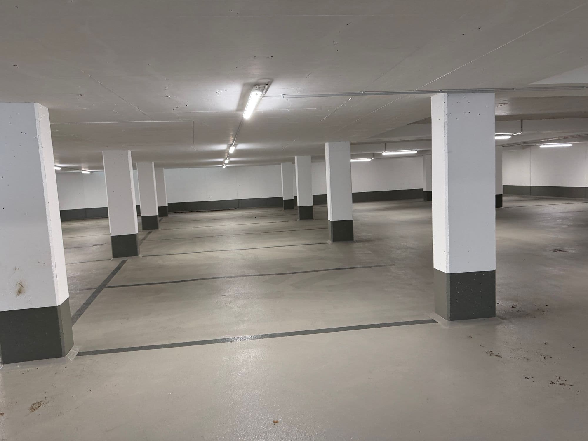 Helle Tiefgarage mit markierten Stellplätzen